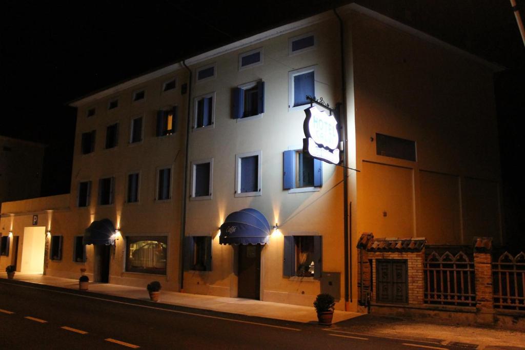 Hotel Calvi-Ristorante Mainor Виторио Венето Екстериор снимка